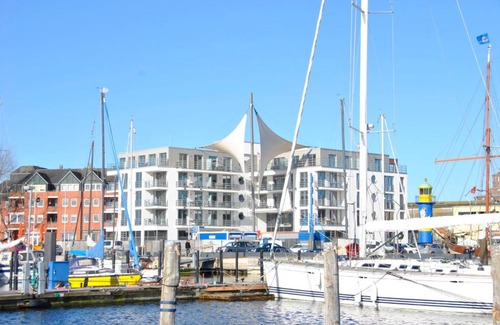 Eckernfoerde Apartment | Apartmenthaus Hafenspitze Ap 39 "Hafentraum", Blickrichtung Binnenhafen WestInnenstadt