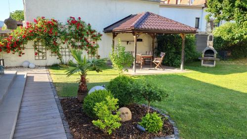 Volkstedt Apartment | Apartments am Saalebogen mit Gartenterrasse, Grillkamin und freie Parkplätze
