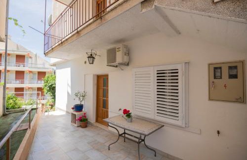 Cove Tri Zala (Zrnovo) Apartment | Apartments Amalia