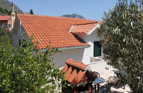 Brist Apartment | Apartments by the sea Brist, Makarska - 6813