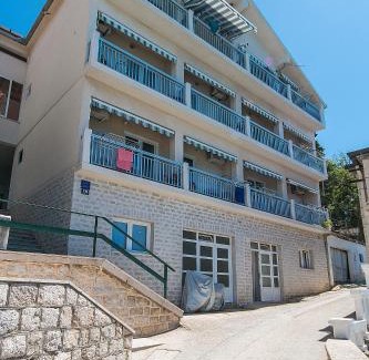 Brist Apartment | Apartments by the sea Brist, Makarska - 15714