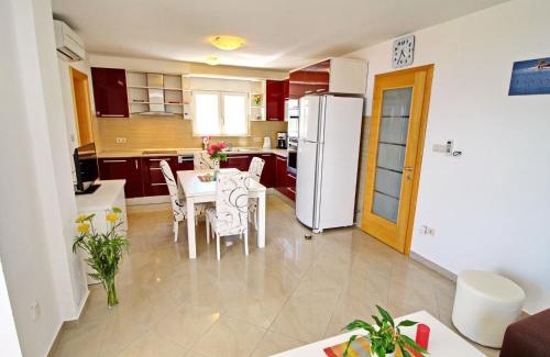 Drace Apartment | Apartments Gusti - Two-Bedroom Apartment with Balcony and Sea View