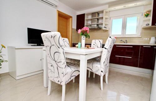 Drace Apartment | Apartments Gusti - Two-Bedroom Apartment with Balcony and Sea View