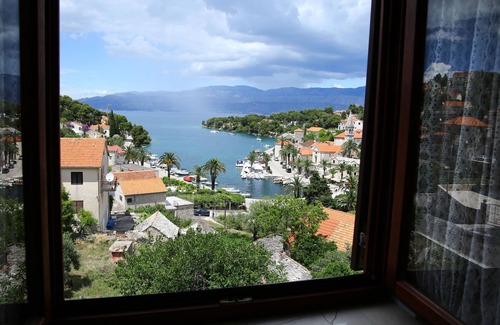 Splitska Apartment | Apartments Boro (33301-A2) - Splitska - island Brac