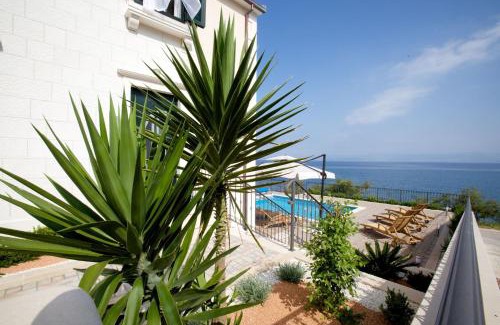 Sutivan Apartment | Apartments Paula - with pool and sea view