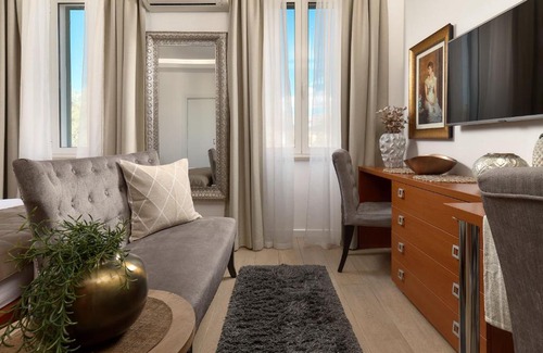 Split Apartment | Apartments Studios 81