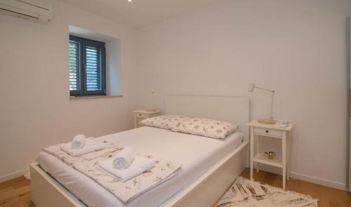 Veli Losinj Apartment | Apartments with parking space Veli Losinj, Losinj - 21187
