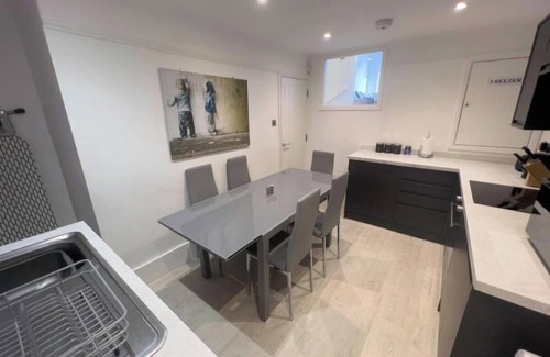 Royal Tunbridge Wells Apartment | ApartmentSleeps8-Wifi-FamillyFriendly-CityCentre