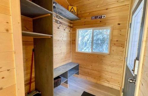 Okanagan-Similkameen House | Apex Mountain ~ The Stroh-Bar ~ Cozy and Elegant