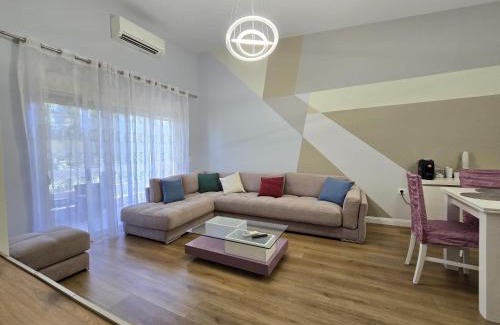 Ishem Apartment | ApHEARTments in the Bay of Lalzi, Lura 1
