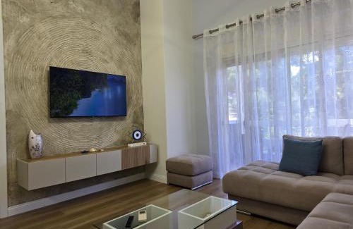 Ishem Apartment | ApHEARTments in the Bay of Lalzi, Lura 1