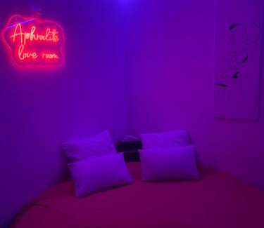 Chateau-Landon Apartment | Aphrodite LoveRoom