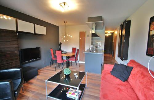 Hollum Apartment | APHRODITE met ZONNIG TERRAS, eigen KEUKEN, Verwarmd Hotel-ZWEMBAD, nabij DORP, DUINEN en STRAND