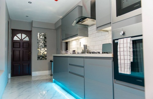 Huddersfield Apartment | Aphrodite Suites - The Sanctuary Hot Tub SPA Suite