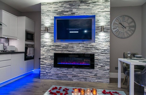 Huddersfield Apartment | Aphrodite Suites Grand Spa Suite JET SPA Apartment