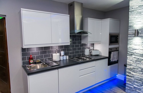 Huddersfield Apartment | Aphrodite Suites Grand Spa Suite JET SPA Apartment