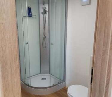 Ljutomer Apartment | Apiturizem Kr'Bee apartmajski čebelnjak s čebelami