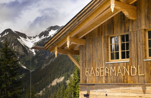 Elbigenalp Apartment | Aplin-style mountain apartment Oui with a fantastic view of the mountains and the Lech Valley