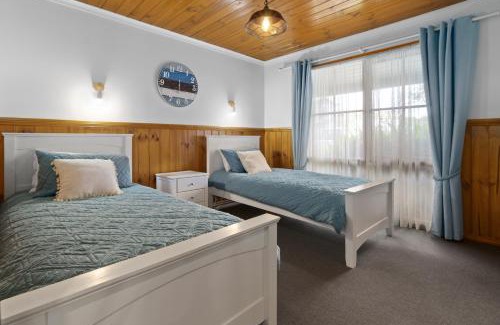 Marengo House | Apollo Bay Cottages- Wild Dog
