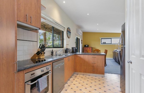 Apollo Bay House | Apollo Bay Hideaway 5 minute walk to the beach