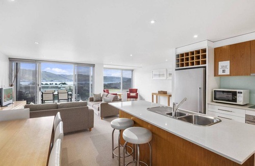 Apollo Bay Apartment | APOLLO BLUE 6 - modern waterfront apartment