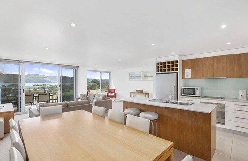 Apollo Bay Apartment | APOLLO BLUE 6 - modern waterfront apartment