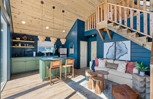 Fredericksburg Cabin | Apollo Treehouse*Lux*Hot tub*Fredericksburg*EV