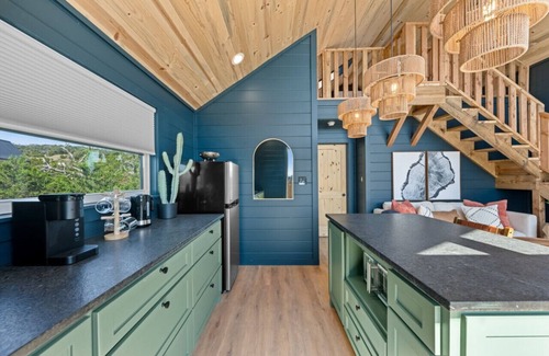 Fredericksburg Cabin | Apollo Treehouse*Lux*Hot tub*Fredericksburg*EV