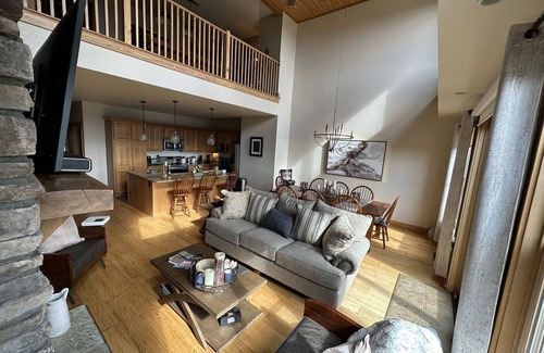 Wolf Laurel House | Appalachian Hideaway - Perfect Views - Hatley Pointe- great snow conditions NOW