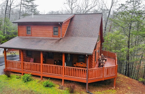 Gatlinburg - Pigeon Forge Cabin | APPALACHIAN JOY " Gorgeous Log Cabin With Privacy but Convenient! Sleeps 6!