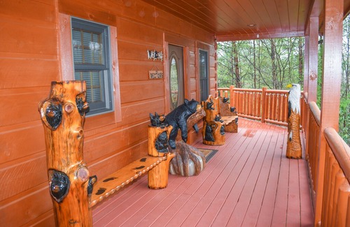 Gatlinburg - Pigeon Forge Cabin | APPALACHIAN JOY " Gorgeous Log Cabin With Privacy but Convenient! Sleeps 6!