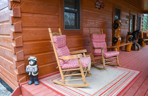 Gatlinburg - Pigeon Forge Cabin | APPALACHIAN JOY " Gorgeous Log Cabin With Privacy but Convenient! Sleeps 6!