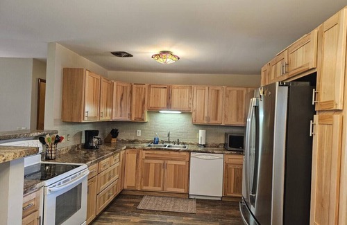 Davis House | Appalachian retreat – Sleeps 18 | Hot Tub | Pool table | Near Skiing, Hiking & More!