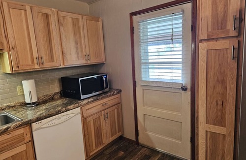 Davis House | Appalachian retreat – Sleeps 18 | Hot Tub | Pool table | Near Skiing, Hiking & More!