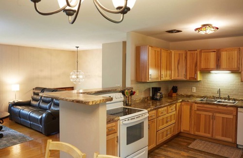 Davis House | Appalachian retreat – Sleeps 18 | Hot Tub | Pool table | Near Skiing, Hiking & More!