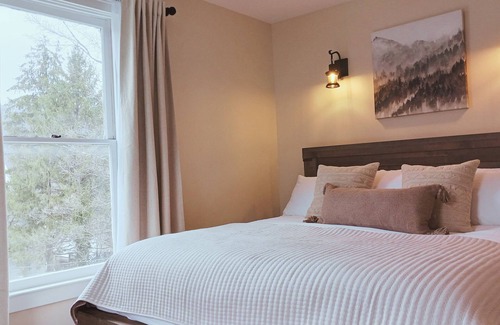 Berkeley Springs Bed & Breakfast | Appalachian Suite In Town!- Inside Grand Castalian Inn Bed and Breakfast