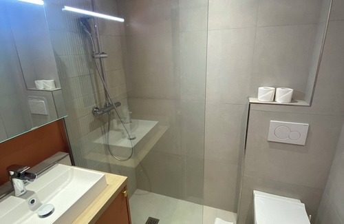 Vanves Apartment | Apparently in Porte de Paris with parking