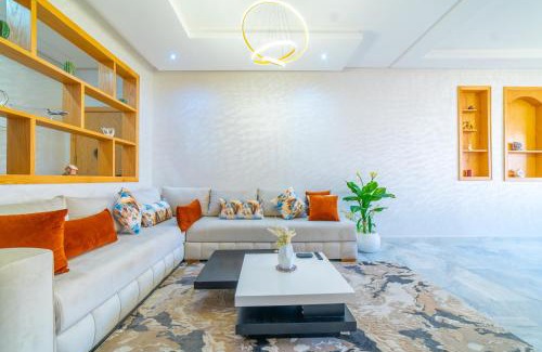 Fes Apartment | Appart familial climatisé, spacieux et raffiné avec vue sur jardin - Proche de l'aéroport, Marjane et de la forêt"