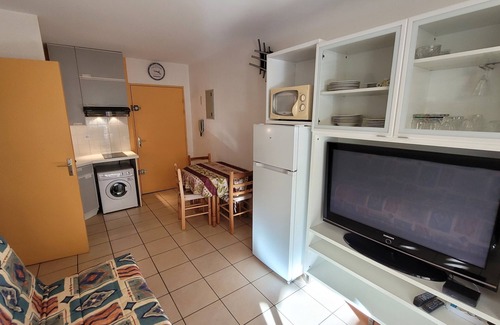 Le Lavandou Apartment | Appart LAVANDOU (le st James) 2 stars, full center, near beach.