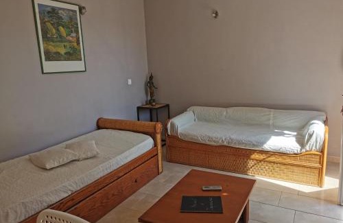 Taradeau Apartment | Appart "Pins & parasol", piscine chauffée et bain à remous