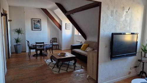 Lisieux Apartment | Appart plein centre, vue cathédrale, fibre
