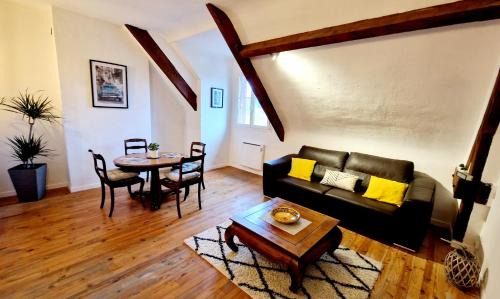 Lisieux Apartment | Appart plein centre, vue cathédrale, fibre