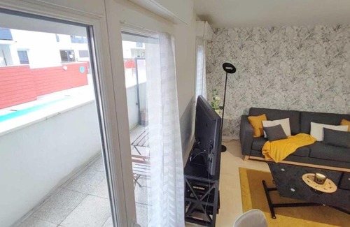 Carrieres-sous-Poissy Apartment | Appart Poissy Relax Wi-Fi Pool by Servallgroup
