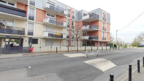 Carrieres-sous-Poissy Apartment | Appart Poissy Relax Wi-Fi Pool by Servallgroup