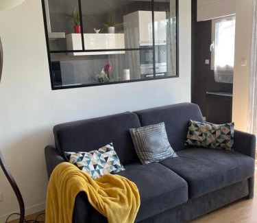 Laval Apartment | Appart spacieux 6 pers proche centre ville et gare Laval - Parking privé securisé