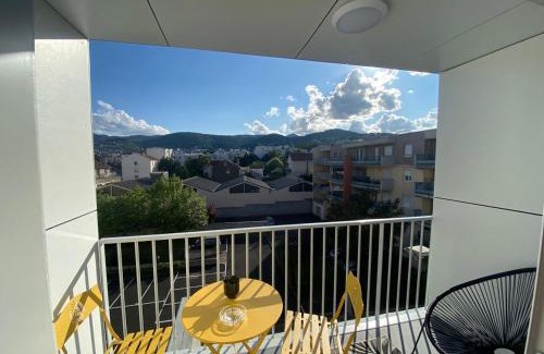 Montjuzet Apartment | Appart T2 avec parking, loggia, vue Puy de Dôme