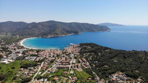Marina di Campo Apartment | Appartamenti Mimosa - Aria condizionata, giardino, biciclette e posti auto coperti