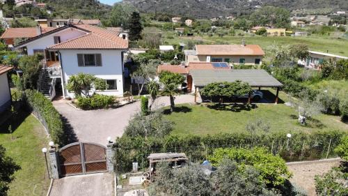 Marina di Campo Apartment | Appartamenti Mimosa - Aria condizionata, giardino, biciclette e posti auto coperti