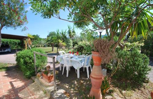 Marina di Campo Apartment | Appartamenti Mimosa - Aria condizionata, giardino, biciclette e posti auto coperti