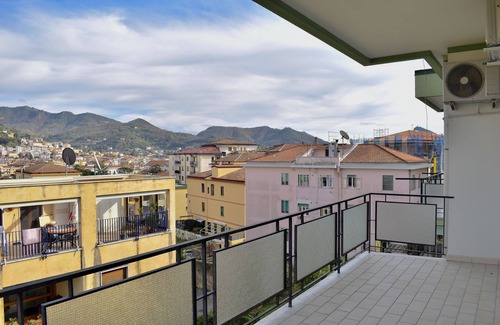Cava de' Tirreni Apartment | Appartamento Incantevole con Vista e Tutti Confort: App Parisi 53